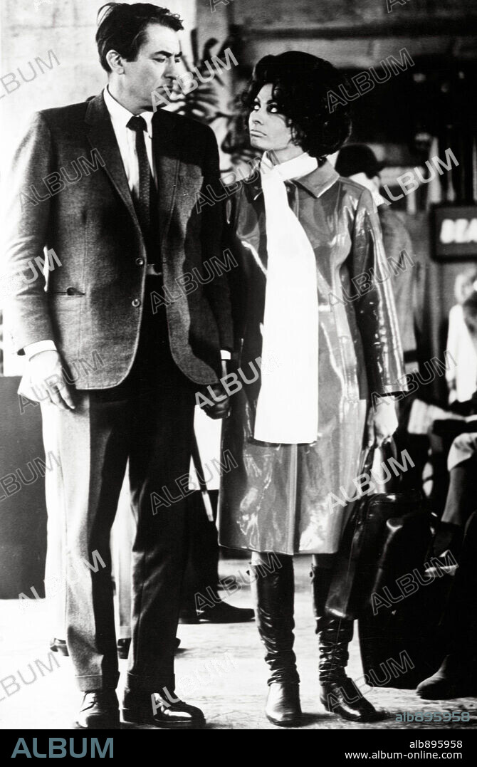 GREGORY PECK and SOPHIA LOREN in ARABESQUE, 1966, directed by STANLEY DONEN. Copyright RANK/UNIVERSAL.