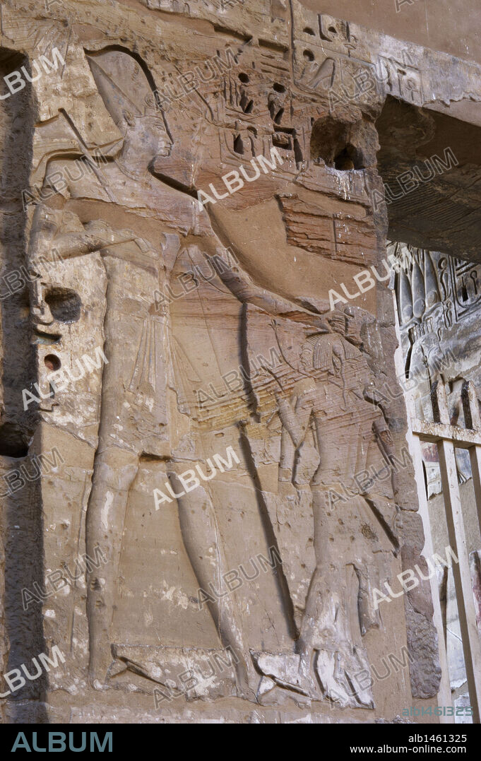 ARTE EGIPCIO. TEMPLO DE RAMSES III. Relieves con la representación del faraón RAMSES III VICTORIOSO CON PRISIONEROS DE GUERRA. Imperio Nuevo. (1550-1069 a. C). Dinastía XX. TEBAS. Medinet-Habou. Egipto.