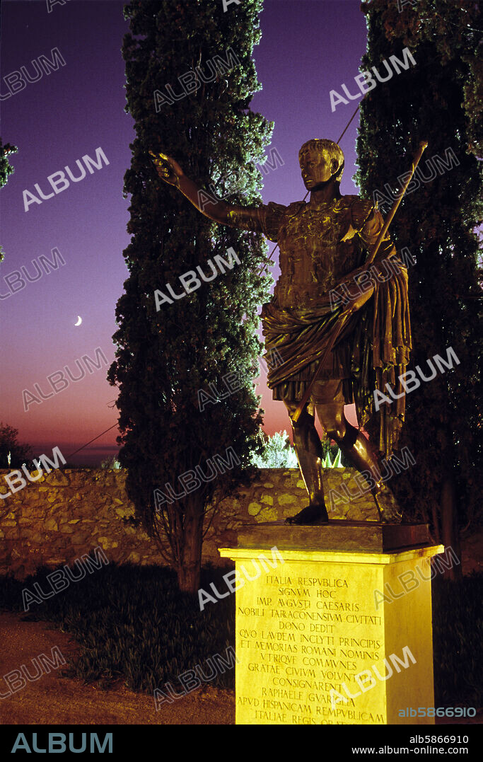 Paseo arqueológico, estatua de Augusto, iluminada (arquitectura romana).