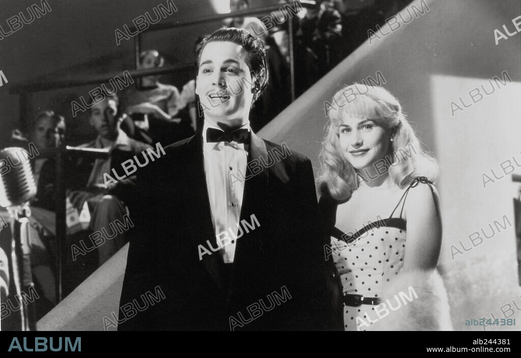 JOHNNY DEPP and PATRICIA ARQUETTE in ED WOOD, 1994, directed by TIM BURTON. Copyright TOUCHSTONE PICTURES.