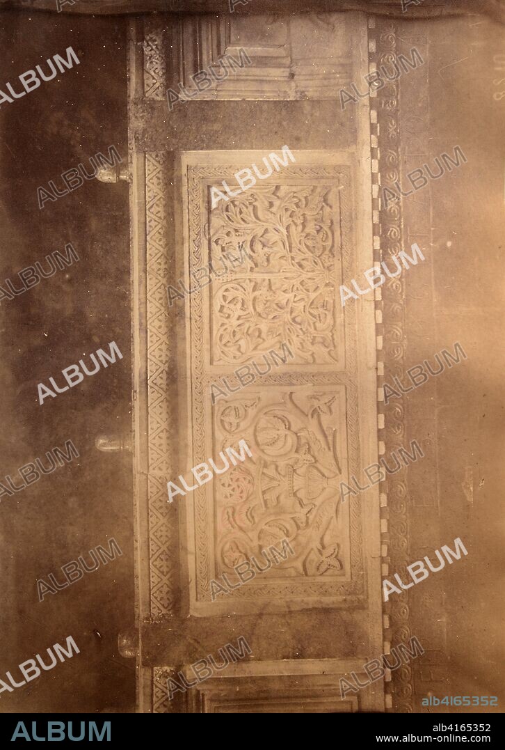 Formella, pieza rectangular en marmol blanco con dos sectores diferentes con bajorelieves de motivos vegetales, posiblemente Catedral de San Marcos en Venecia.