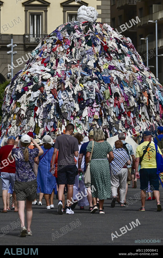 June 21, 2024, Naples, Italy: Turisti davanti all'installazione artistica di Michelangelo Pistoletto: ''Venere degli stracci'' in piazza del Municipio, Napoli, 21 giugno 2024. ''Un simbolo di resistenza, di speranza e di rinascita'', Ã¨ il messaggio di cui si fa portatrice l'opera ricostruita e reinstallata dopo che era stata bruciata nel luglio 2023. ANSA / Ciro Fusco.///.Tourists in front of the art installation by Michelangelo Pistoletto: ''Venus of rags'' in Municipio square, Naples, Italy, 21 June 2024. ''A symbol of resistance, hope and rebirth'', is the message conveyed by the work rebuilt and reinstalled after it was burned in July 2023. ANSA / Ciro Fusco (Credit Image: © ANSA via ZUMA Press).