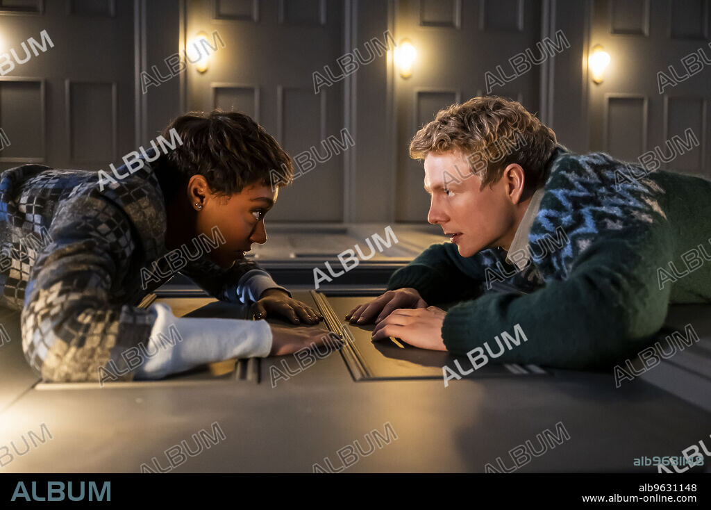 PATRICK GIBSON und SOPHIE WILDE in THE PORTABLE DOOR, 2023, unter der Regie von JEFFREY WALKER. Copyright Jim Henson Company.