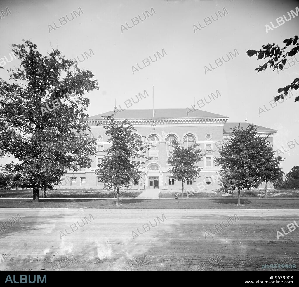 Eastern High School, Detroit, Mich., between 1900 and 1910.