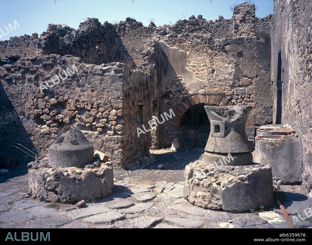 Pompeji, Bäckerei mit Ofen und Mahlsteinen. am Golf von Neapel (Italien, Kampanien). Pompeii, bakery with stove and millstones. Italy, Campania. Pompeji, Kampanien, Italien.