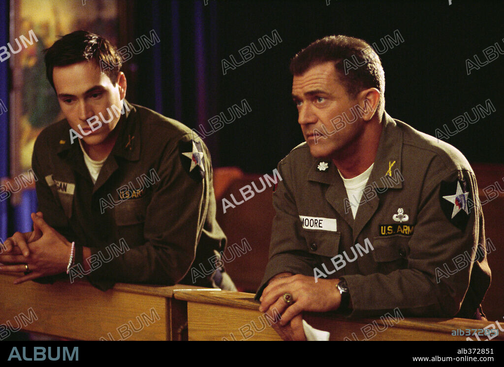 CHRIS KLEIN and MEL GIBSON in WE WERE SOLDIERS, 2002, directed by RANDALL WALLACE. Copyright ICON PRODUCTIONS/WHEELHOUSE ENTERTAINMENT / VAUGHAN, STEPHEN.