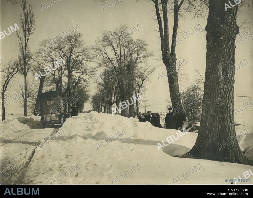 Compass Port (Burgos). January 1911. The intrepid tourist Count Trespaderne, detained in the Compass Pass, in the last snowfall.