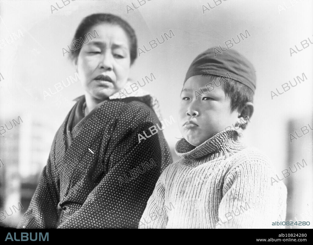 CHOKO IIDA in RECORD OF A TENEMENT GENTLEMAN, 1947 (NAGAYA SHINSHIROKU), directed by YASUJIRO OZU. Copyright Shôchiku.