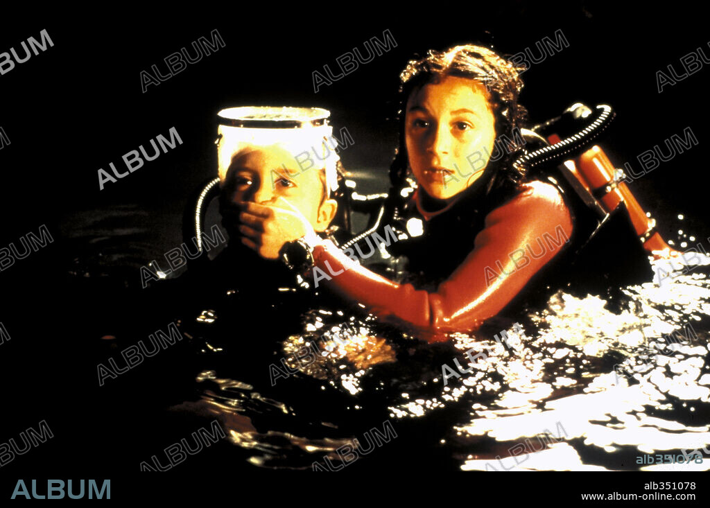 ALEXA VEGA y DARYL SABARA en SPY KIDS, 2001, dirigida por ROBERT RODRIGUEZ. Copyright MIRAMAX / TORRES, RICO.