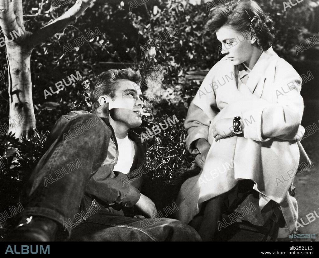 JAMES DEAN and NATALIE WOOD in REBEL WITHOUT A CAUSE, 1955, directed by NICHOLAS RAY. Copyright WARNER BROTHERS.