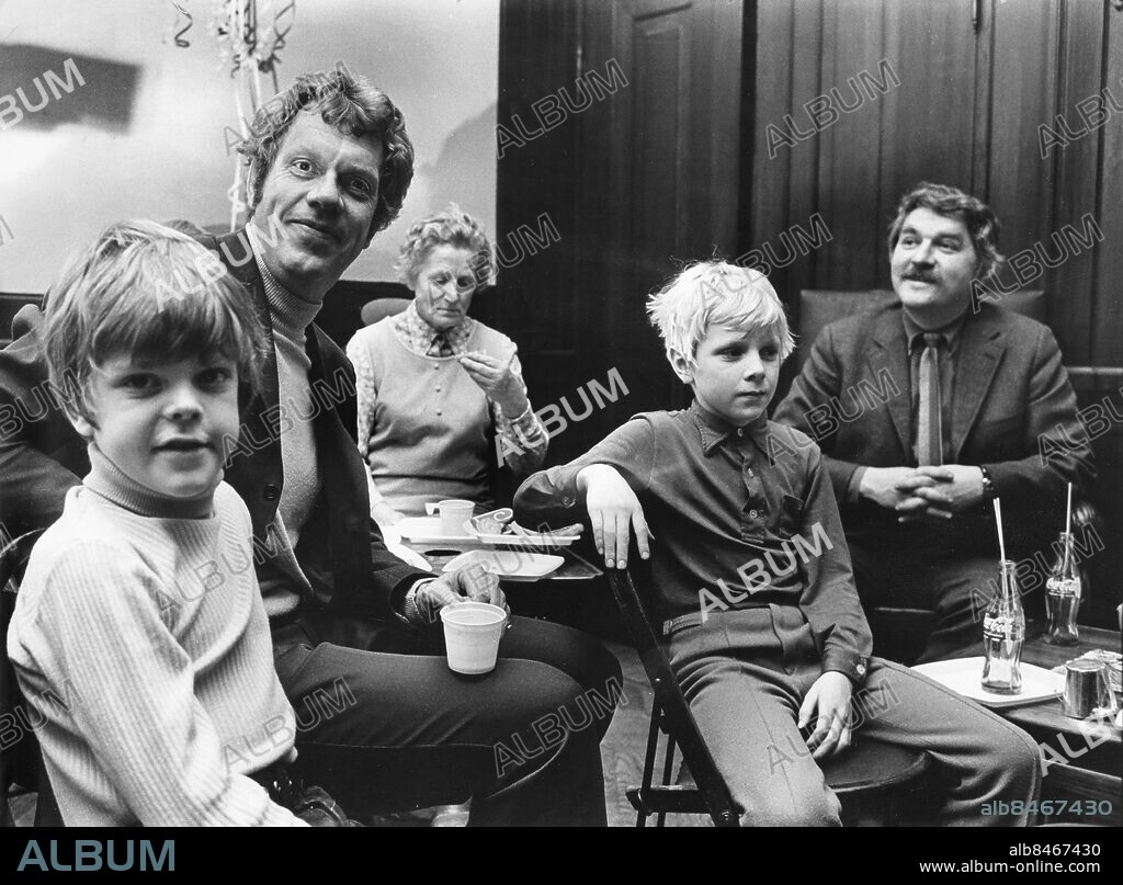 STOCKHOLM 1971-01-16. Komikerparet Tage Danilsson (2:a fr v) och Hans Alfredson med Tages barn Jesper och Patrik på Svensk Filminfdustis julgransplundring 16:e januari 1971. Foto: Bert Nyman / EXP / TT / Kod: 4844. **AFTONBLADET OUT**.