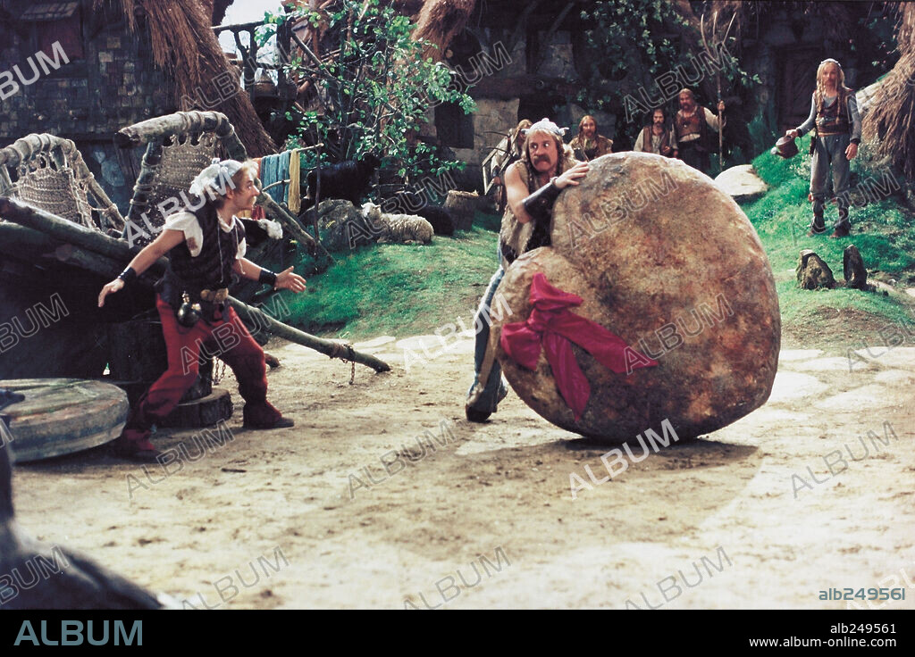 CHRISTIAN CLAVIER and GERARD DEPARDIEU in ASTERIX AND OBELIX VS. CAESAR, 1999 (ASTERIX ET OBELIX CONTRE CESAR), directed by CLAUDE ZIDI. Copyright RENN PRODUCTIONS / GEORGE, ETIENNE.