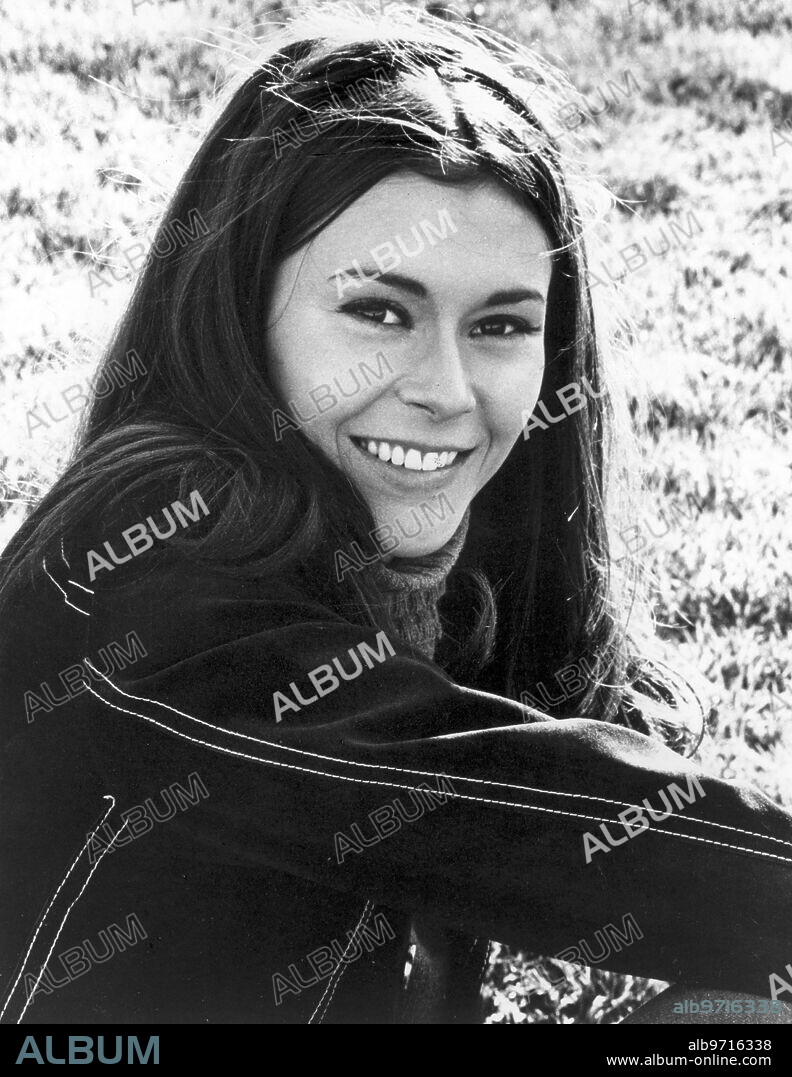 KATE JACKSON in NIGHT OF DARK SHADOWS, 1971, directed by DAN CURTIS.  Copyright Metro-Goldwyn-Mayer (MGM). - Album alb9716338