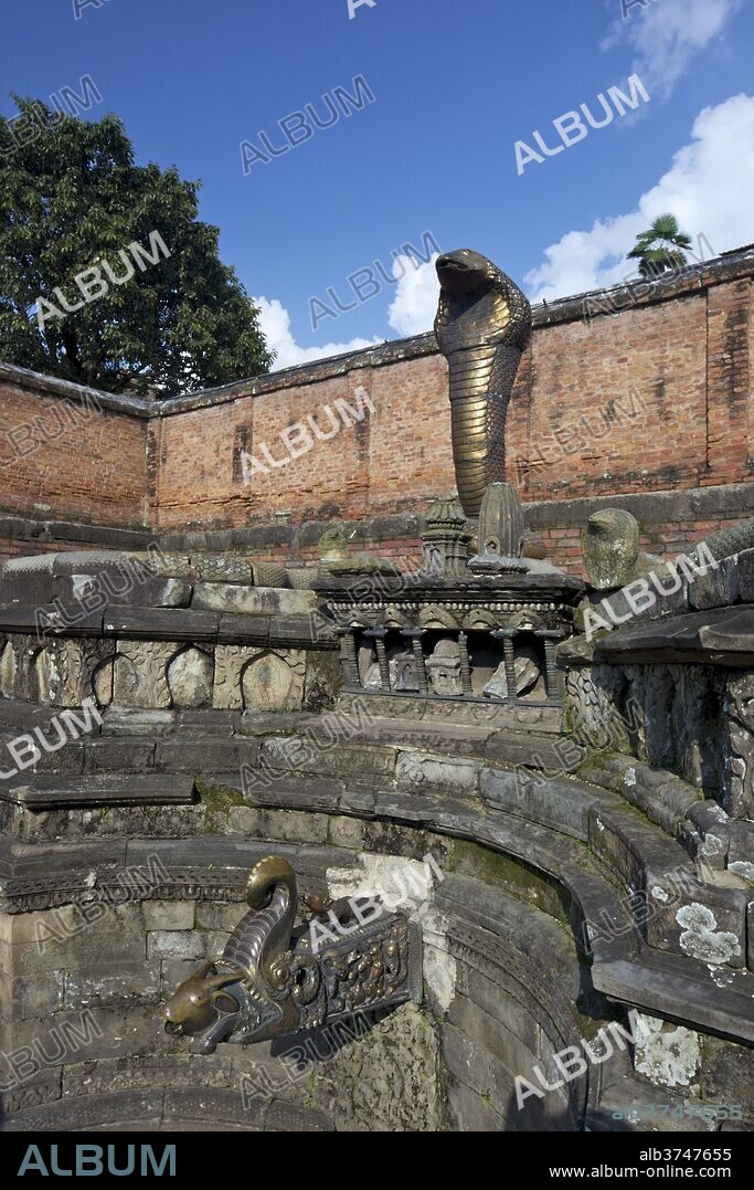 Naga Pokhari, 17th century royal baths, serpent water tank, courtyard of Royal Palace, Lu Dhawka, Durbar Square, Bhaktapur, UNESCO World Heritage Site, Kathmandu Valley, Nepal, Asia.