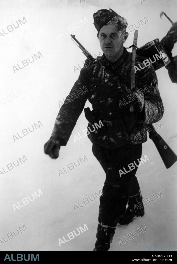 German soldier on the march near Saluskje on the Eastern Front. Over his shoulder he carries an ammunition box for the infantry group's machine gun. Photo: Beissel. [automated translation].