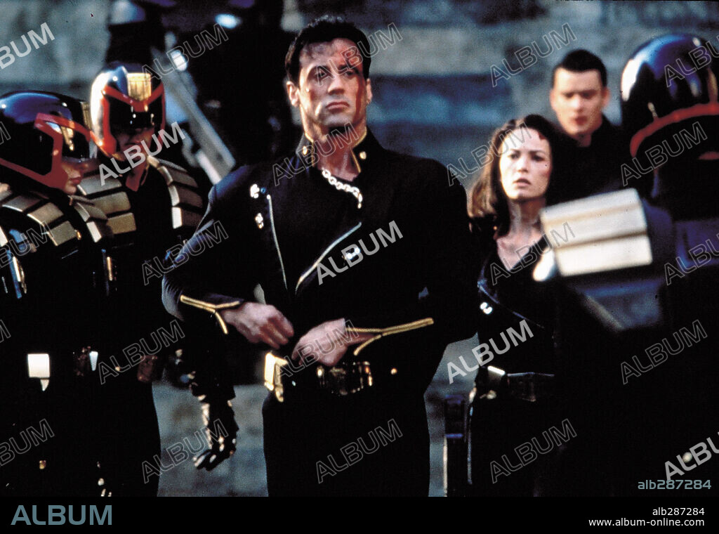 DIANE LANE and SYLVESTER STALLONE in JUDGE DREDD, 1995, directed by DANNY CANNON.