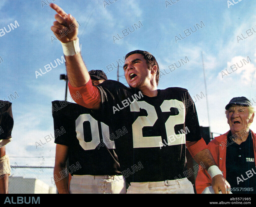 BURT REYNOLDS en EL ROMPEHUESOS, 1974 (THE LONGEST YARD), dirigida por ROBERT ALDRICH. Copyright PARAMOUNT PICTURES.