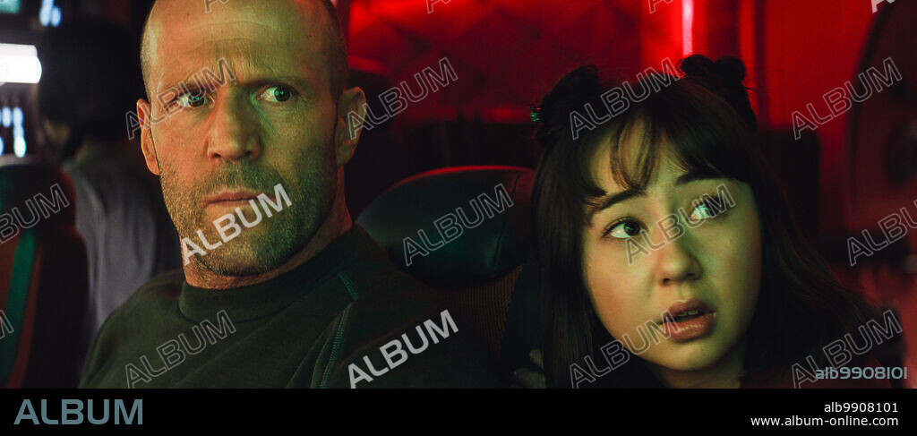 JASON STATHAM and Shuya Sophia Cai in MEG 2: THE TRENCH, 2023, directed by BEN WHEATLEY. Copyright Apelles Entertainment.