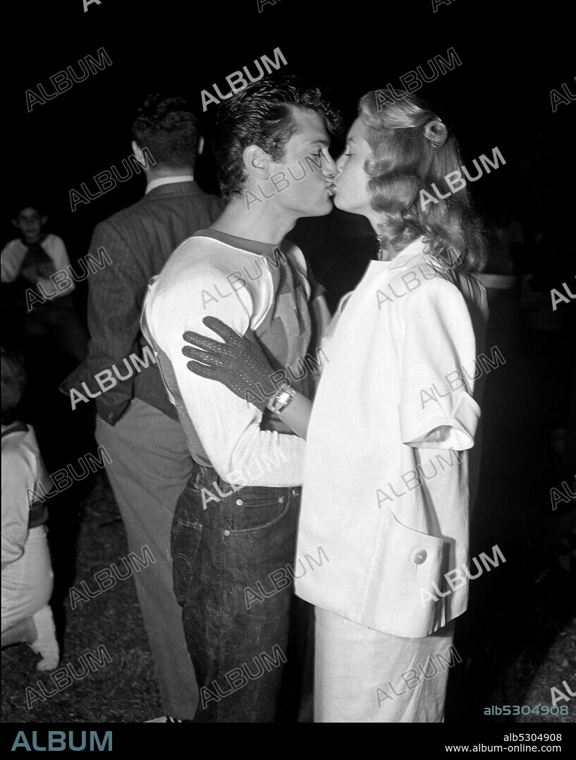 JANET LEIGH and TONY CURTIS. Circa 1951, Hollywood, California, USA: American actor TONY CURTIS kisses his wife actress JANET LEIGH. Janet Leigh and Tony Curtis appeared together in five films: Houdini (1953), The Black Shield of Falworth (1954), The Vikings (1958), The Perfect Furlough (1958) and Who Was That Lady? (1960.