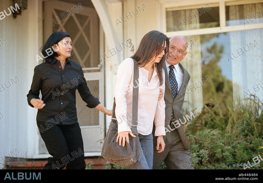 BEN KINGSLEY, JENNIFER CONNELLY and SHOHREH AGHDASHLOO in HOUSE OF SAND AND FOG, 2003, directed by VADIM PERELMAN. Copyright DREAMWORKS / BIRMELIN, BRUCE.