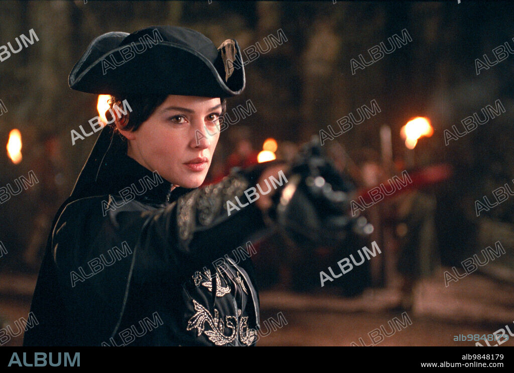 MONICA BELLUCCI in BROTHERHOOD OF THE WOLF, 2001 (LE PACTE DES LOUPS), directed by CHRISTOPHE GANS. Copyright DAVIS FILMSESKWAD/STUDIOCANAL/TF1 FILMS PRODUCTION.