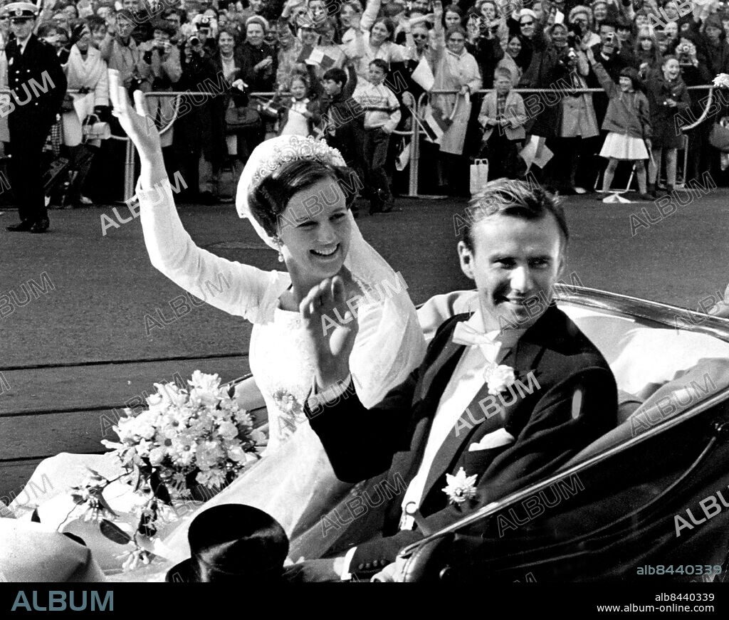 COPENHAGEN 1967-07-09. Crown Princess Margret of Denmark (present Queen Margrethe)is seen with Prince Consort Henrik after their wedding at Holmens Church in Copenhagen Denmark, July 9, 1967.7. Foto: Jan Björsell / SvD / TT / Kod: 11014.