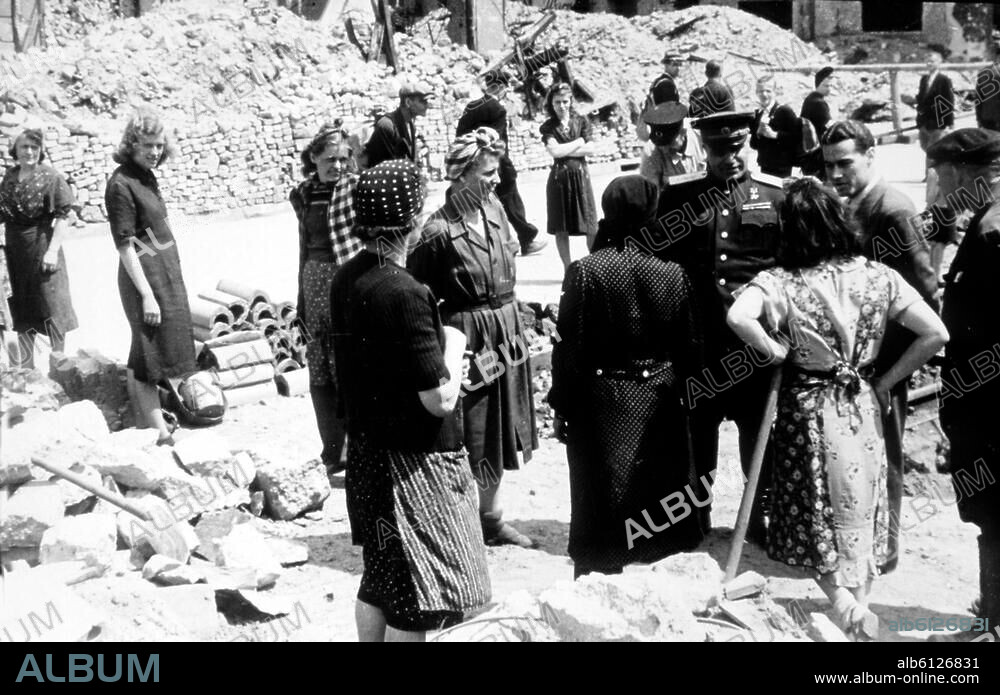 1945, Stadtkommandant Bersarin spricht mit den Trümmerfrauen.