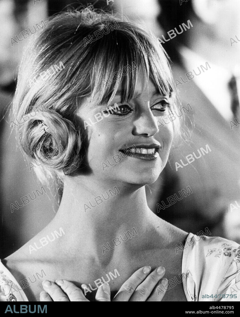 GOLDIE HAWN in THE GIRL FROM PETROVKA, 1974, directed by ROBERT ELLIS  MILLER. Copyright UNIVERSAL STUDIOS. - Album alb4478795