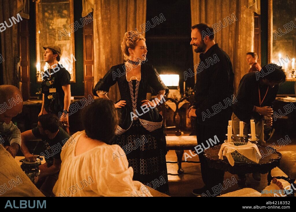 EMMA STONE et YORGOS LANTHIMOS dans THE FAVOURITE, 2018, réalisé par YORGOS LANTHIMOS. Copyright ELEMENT PICTURES/SCARLET FILMS/FILM4/WAYPOINT ENTERTAINMENT.