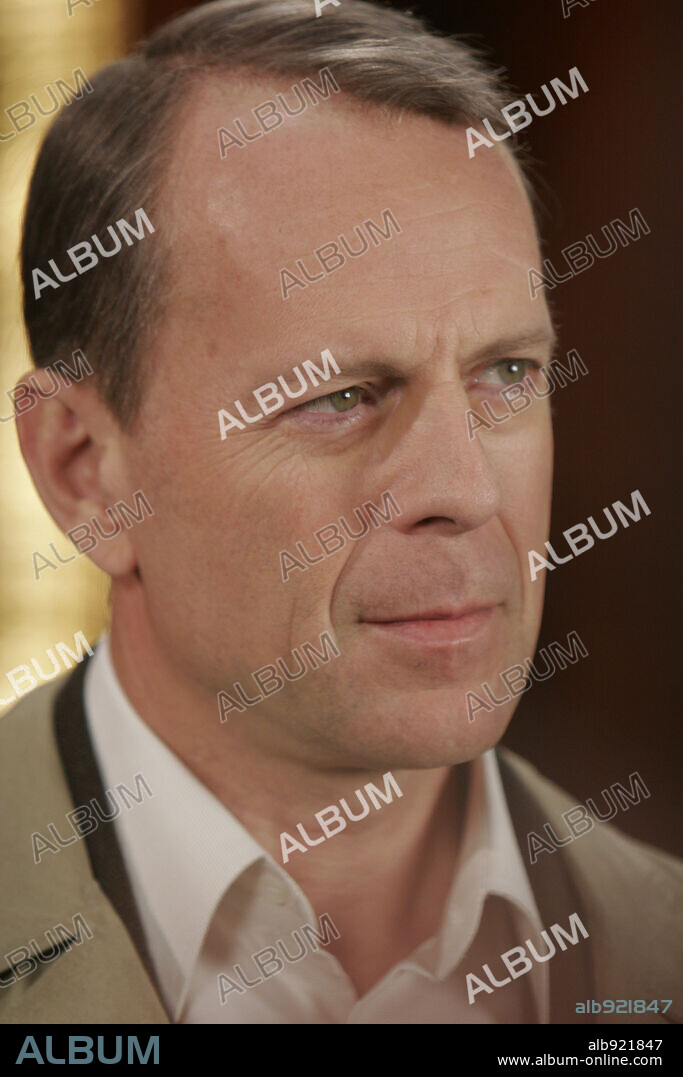 BRUCE WILLIS in LUCKY NUMBER SLEVIN, 2006, directed by PAUL MCGUIGAN. Copyright CAPITOL FILMS.