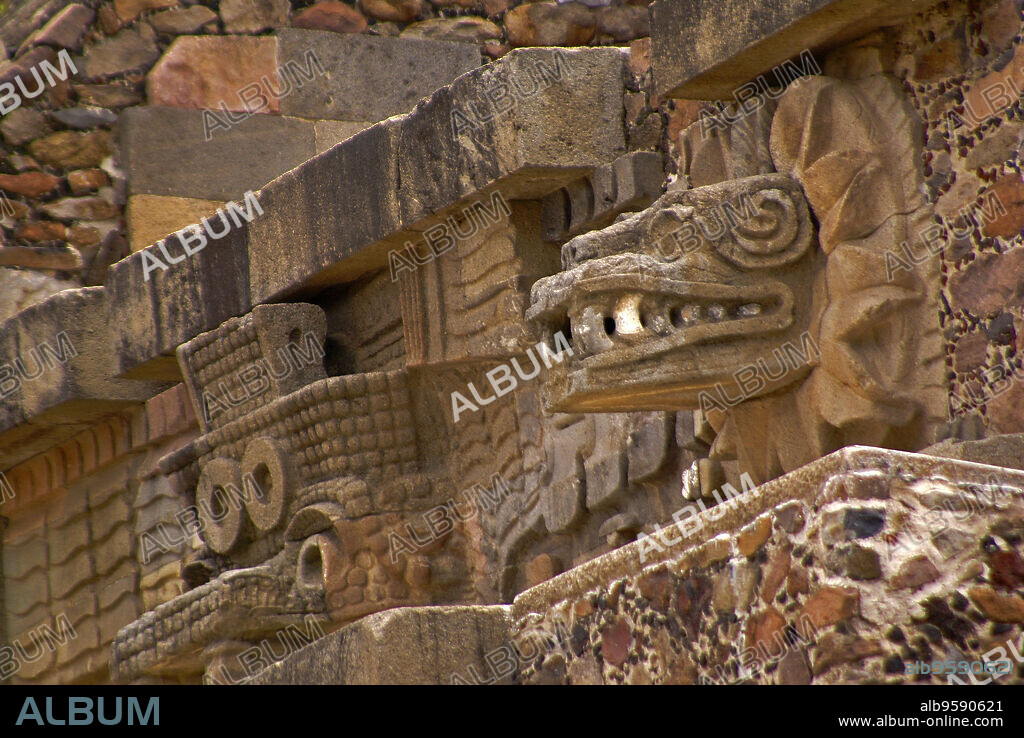 Imagen de la serpiente enplumada(Quetzalcóatl) y del dios de la lluvia (Tláloc).Piramide del templo de Quetzalcóat(250-300 dc).Teotihuacán. Estado de Mexico.Mexico.