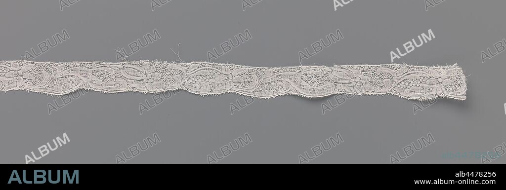 Strip of bobbin lace with feather-shaped flower and star-shaped flower, Strip of natural-colored bobbin lace, Binche lace. The repeating and continuous pattern consists of a feather-shaped flower and a star-shaped flower with five pointed petals on curved stems. Between the successive flowers, a wavy leaf cuts the stem of the feather-shaped flower. Under the stem of the star-shaped flower lies a thin plume-shaped flower or ear along the lower edge. The motifs are connected by a nice decorative ground, a snow ground. The motifs are made in linen with openwork edges and net fill under the wavy leaf. The top of the strip is finished straight. The faint scallops along the underside of the strip stem from the pattern and are finished with picots., anonymous, Southern Netherlands, c. 1700 - c. 1749, linen (material), Binche lace, l 52 cm × w 2 cm ×, 12.6 cm.