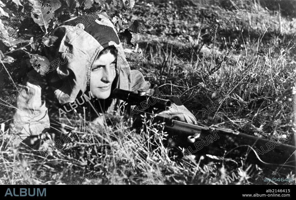 Lyudmila pavlichenko, 26 year old russian guerrilla sniper who has killed 309 germans, for which she was made a senior lieutenant and given the order of lenin, a former historian, she participated in the defense of odessa and of sevastopol where she remained until the last, she has been wounded four times. 01/02/2013