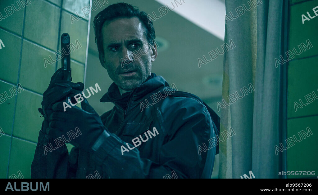 JOSEPH FIENNES in THE MOTHER, 2023, directed by NIKI CARO. Copyright Nuyorican Productions / Vertigo Entertainment.