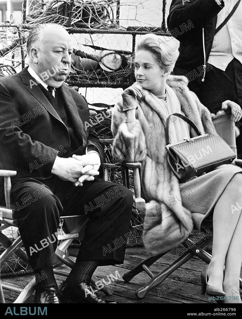 ALFRED HITCHCOCK und TIPPI HEDREN in THE BIRDS, 1963, unter der Regie von ALFRED HITCHCOCK. Copyright Alfred J. Hitchcock Productions.