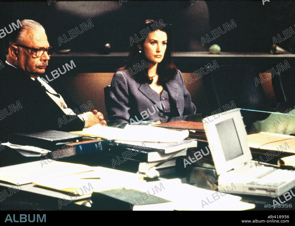 DEMI MOORE and DYLAN BAKER in DISCLOSURE, 1994, directed by BARRY LEVINSON.  Copyright WARNER BROTHERS. - Album alb418956