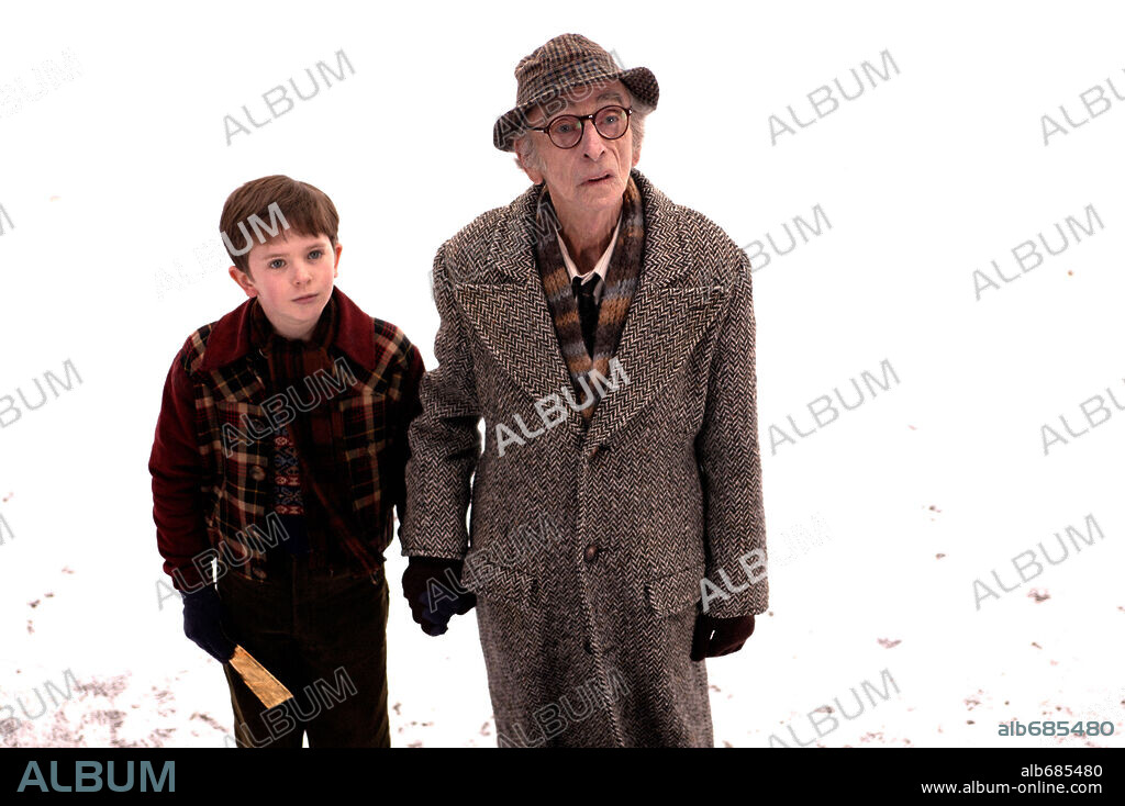 DAVID KELLY et FREDDIE HIGHMORE dans CHARLIE AND THE CHOCOLATE FACTORY, 2005, réalisé par TIM BURTON. Copyright WARNER BROS. / MOUNTAIN, PETER.