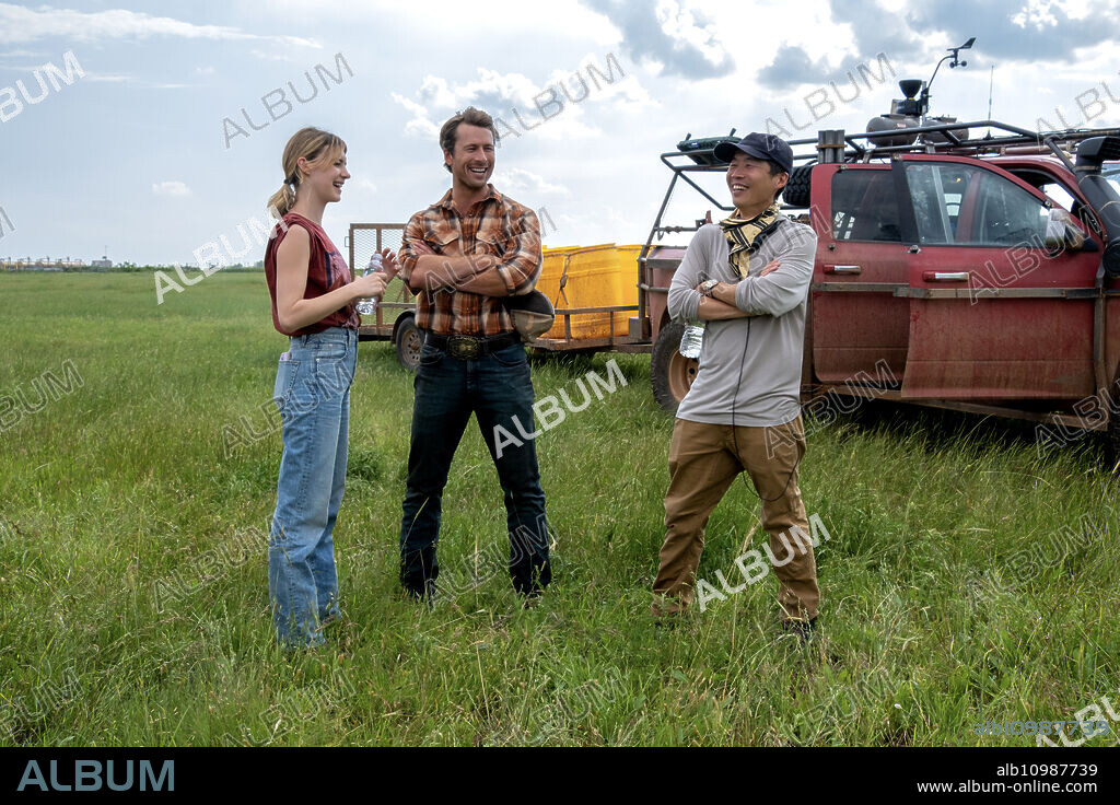 DAISY EDGARJONES, GLEN POWELL and LEE ISAAC CHUNG in TWISTERS, 2024