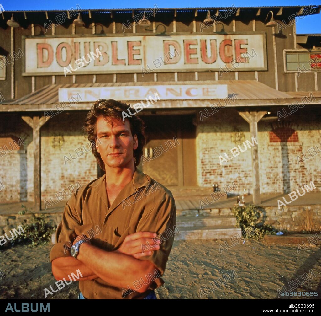 PATRICK SWAYZE in ROAD HOUSE, 1989, directed by ROWDY HERRINGTON. Copyright M.G.M/UNITED ARTIST.