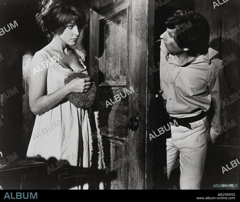 ROMAN POLANSKI et SHARON TATE dans THE FEARLESS VAMPIRE KILLERS, 1967,  réalisé par ROMAN POLANSKI. Copyright Cadre Films/Filmways Pictures. -  Album alb256952