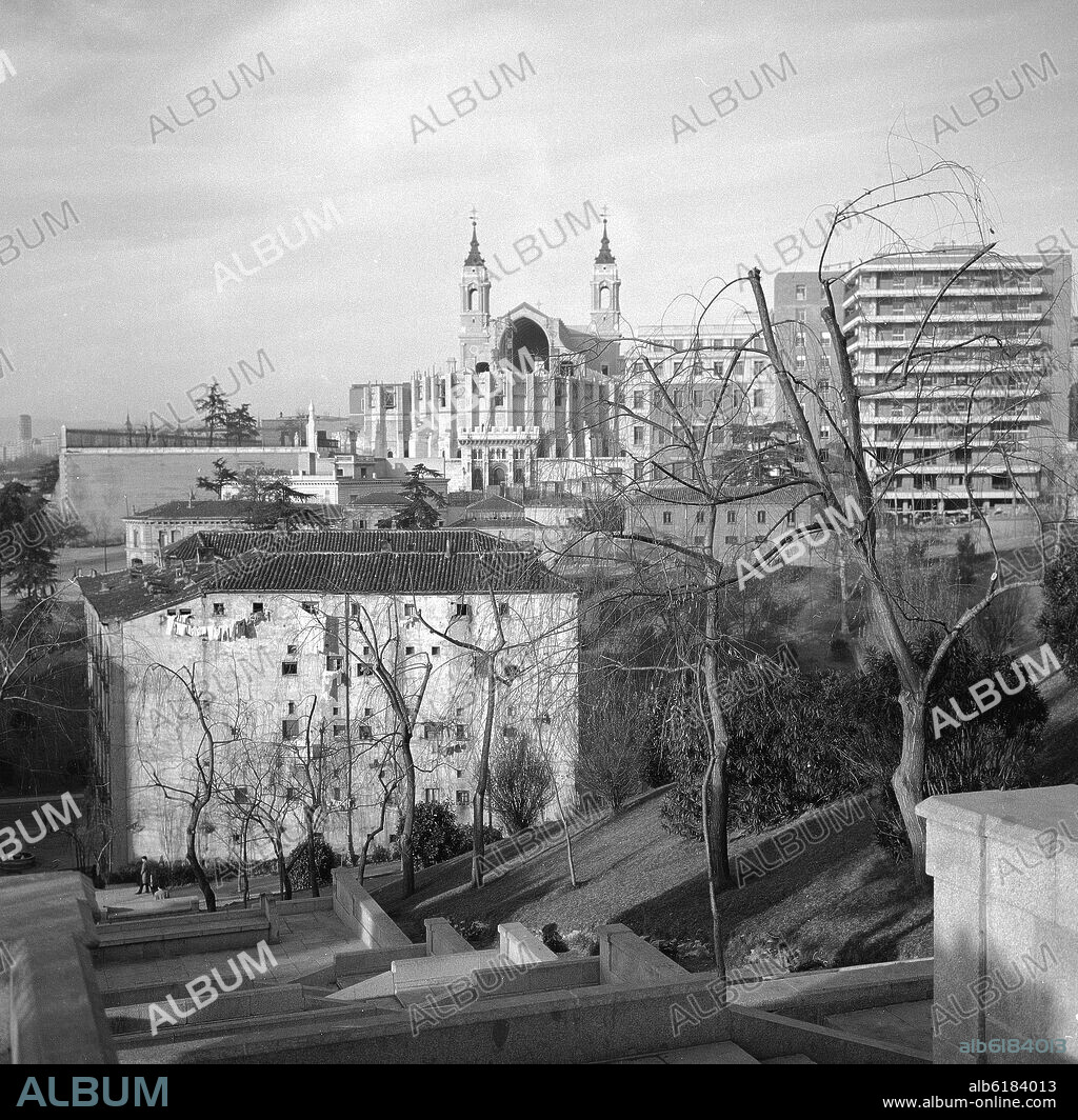 CUESTA DE LOS CIEGOS CON LA CATEDRAL DE LA ALMUDENA AL FONDO- FOTOGRAFIA EN BLANCO Y NEGRO - AÑOS 60.