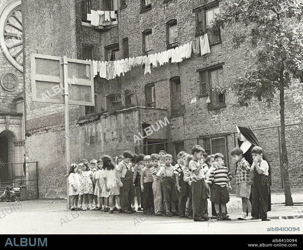 nun, schoolchildren, playground, New York City, historical - Album  alb8410094