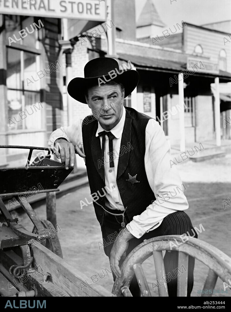 GARY COOPER in HIGH NOON, 1952, directed by FRED ZINNEMANN. Copyright STANLEY KRAMER CO./UNITED ARTISTS.