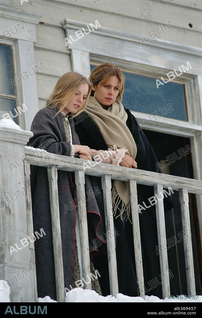 NASTASSJA KINSKI and SARAH POLLEY in THE CLAIM, 2000, directed by MICHAEL WINTERBOTTOM. Copyright UNITED ARITSTS / LARGE, CHRIS.