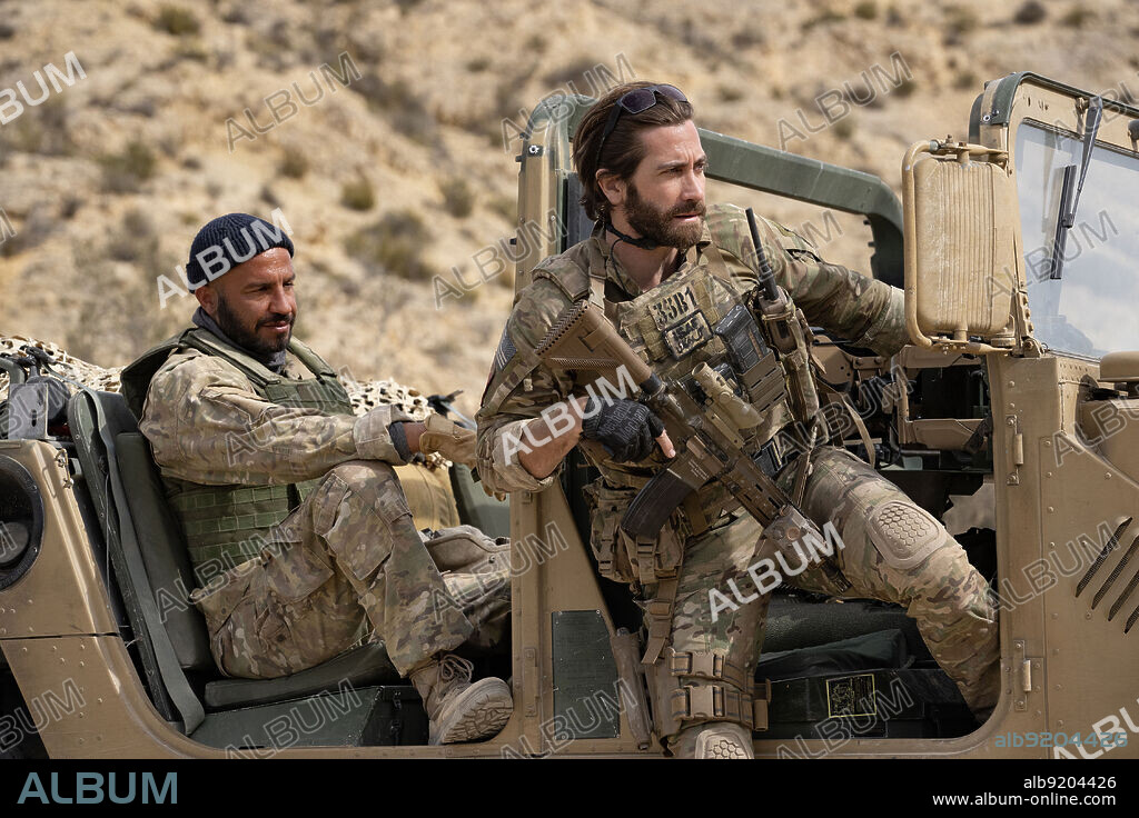 DAR SALIM and JAKE GYLLENHAAL in THE COVENANT, 2023, directed by GUY RITCHIE. Copyright Toff Guy Films.