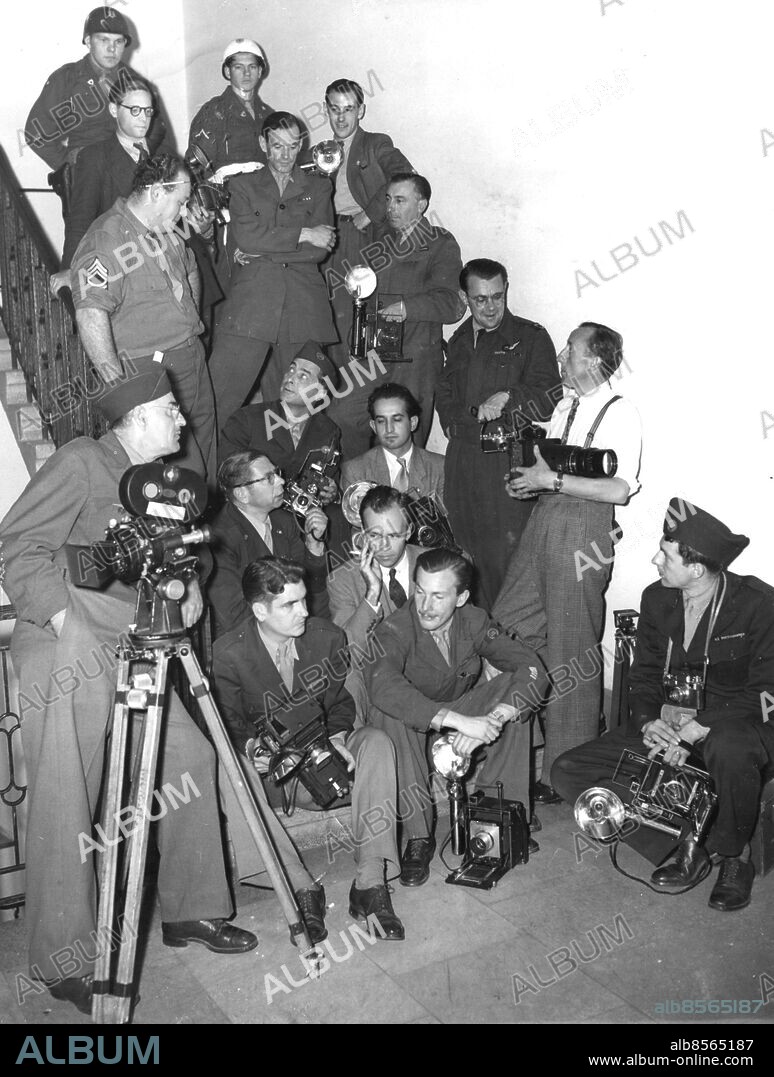 Orig. bildtext... A FEW OF THE WORLD PHOTOGRAPHERS AT NUREMBERG. The historic trial at Nuremberg which has sealed the fate of 22 former Nazi leaders, has created world news of an importance never reached before. In addition to new correspondents, photographers and cine-cameramen from all parts of the Globe have covered this dramatic event to produce documentary proofs of the historic scene. 12 Nazis were condemned to death by hanging; three acquitted; and the remainder sentenced to imprisonment for terms ranging from ten years to life. Photo shows: Some of the army of photographers and cine-cameramen photographed at Nuremberg today. Anm. Nürnbergprocessen Pressfotografer sites: NÜRNBERG ;TYSKLAND.