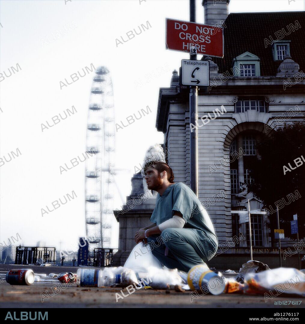 CILLIAN MURPHY in 28 DAYS LATER.. ., 2002, directed by DANNY BOYLE. Copyright FOX SEARCHLIGHT PICTURES.