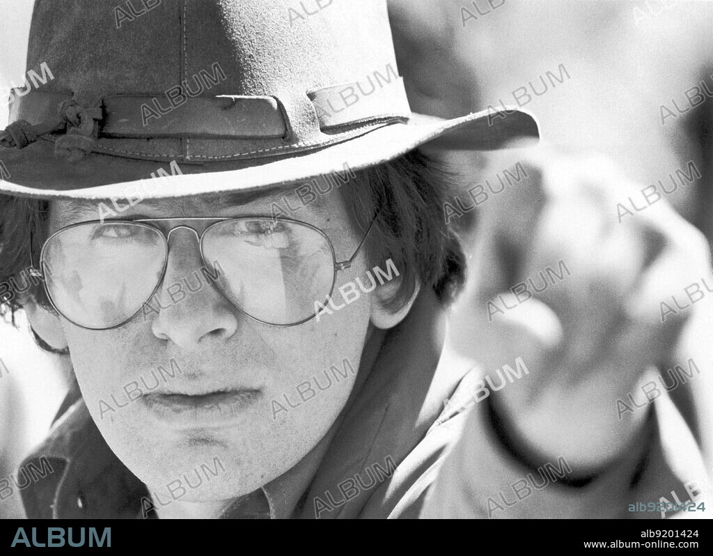 STEVEN SPIELBERG in CLOSE ENCOUNTERS OF THE THIRD KIND, 1977, directed by STEVEN SPIELBERG. Copyright COLUMBIA PICTURES.