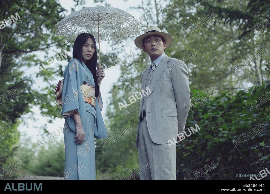 JUNG-WOO HA and KIM MIN-HEE in THE HANDMAIDEN, 2016 (AH-GA-SSI), directed by PARK CHAN-WOOK. Copyright MOHO FILM/YONG FILM.