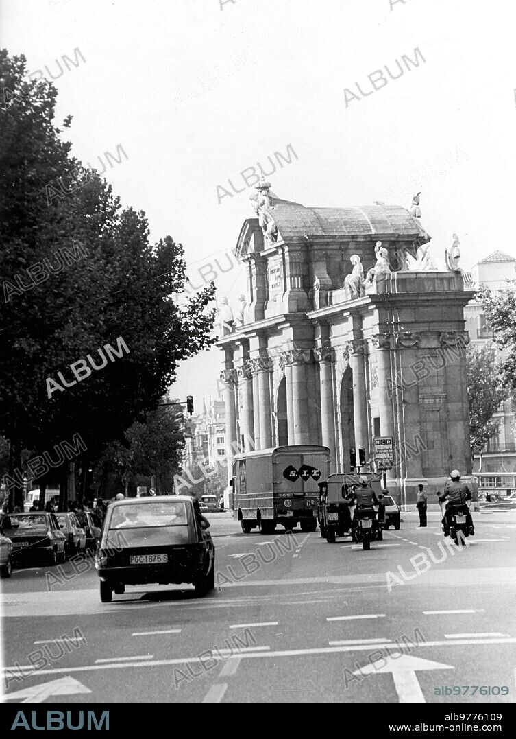 En la imagen, el paso de la caravana por delante de la Puerta de Alcalá -  Album alb9776109